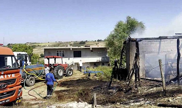 Sakarya'da saman deposunda çıkan yangın tarım arazilerine sıçradı