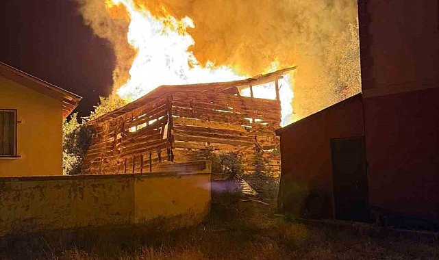 Samanlıkta çıkan yangın 3 eve sıçradı