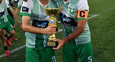 Şampiyon oldu, futbolu bıraktı