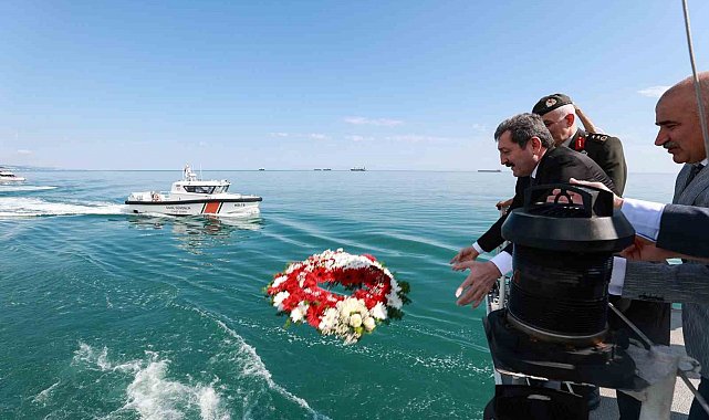 Samsun'da Kabotaj Bayramı denize çelenk bırakılarak kutlandı