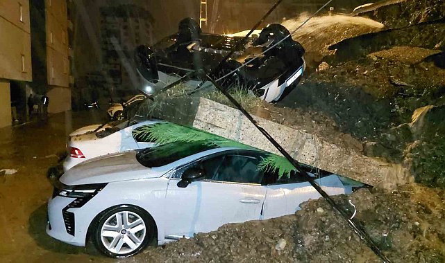 Samsun'da kuvvetli sağanak: İstinat duvarı araçların üzerine devrildi
