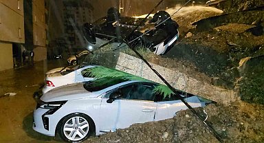 Samsun'da kuvvetli sağanak: İstinat duvarı araçların üzerine devrildi