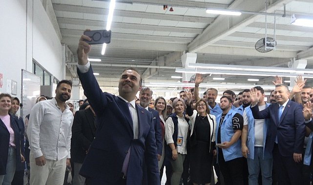Sanayi ve Teknoloji Bakanı Kacır tekstil isçileriyle buluştu