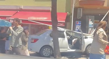 Sancaktepe'de kontrolden çıkan otomobil bakkal dükkanına daldı