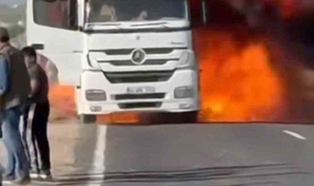 Şanlıurfa'da alev alan tır kullanılamaz hale geldi