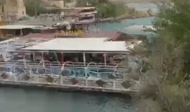 Şanlıurfa'da fırtınada halatları kopan duba restoran Fırat Nehri'nde sürüklendi