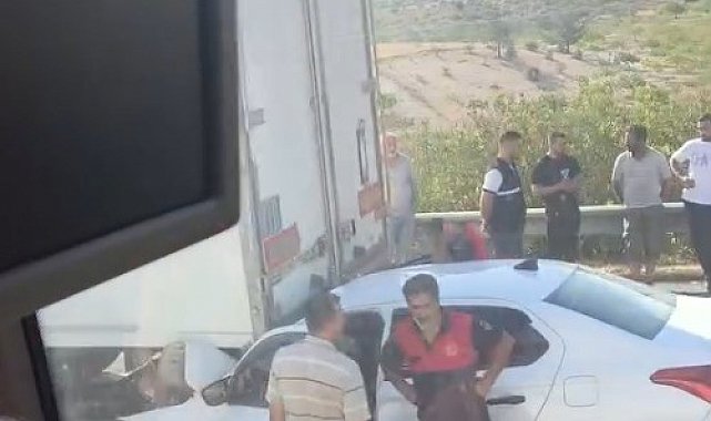 Şanlıurfa'da otomobil tıra arkadan çarptı: 1 ölü, 1 yaralı