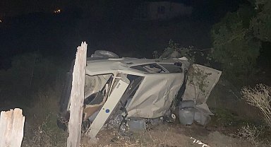 Şarampole yuvarlanan araçtaki 3 kişi yaralandı