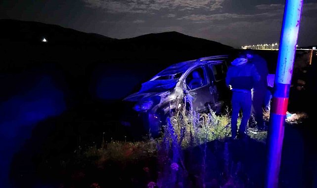 Sarıkamış'ta kontrolden çıkan araç şarampole devrildi: 4 yaralı