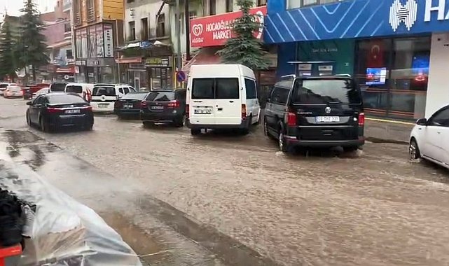 Sarıkamış'ta sağanak yağmur: Caddeler göle döndü