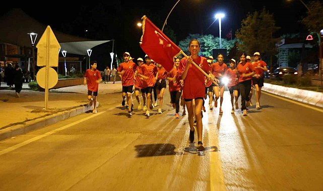 Şehitlerin emaneti sancak, dualarla Vali Koç'a teslim edildi