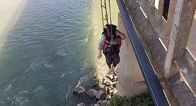 Serinlemek için girdiği suda mahsur kaldı