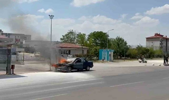 Seyir halindeki otomobil alev alev yandı
