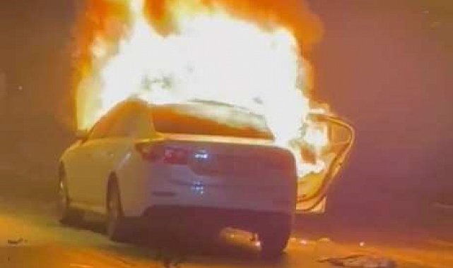 Seyir halindeyken yanmaya başlayan otomobil alev topuna döndü