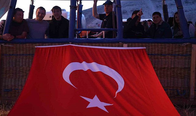 Sıcak hava balonları 15 Temmuz'da Türk bayrağı ve pankartlarla havalandı
