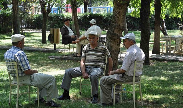 Sıcak havalarda susuzluk hissi olmasa bile her gün en az 2-2,5 litre sıvı tüketilmeli