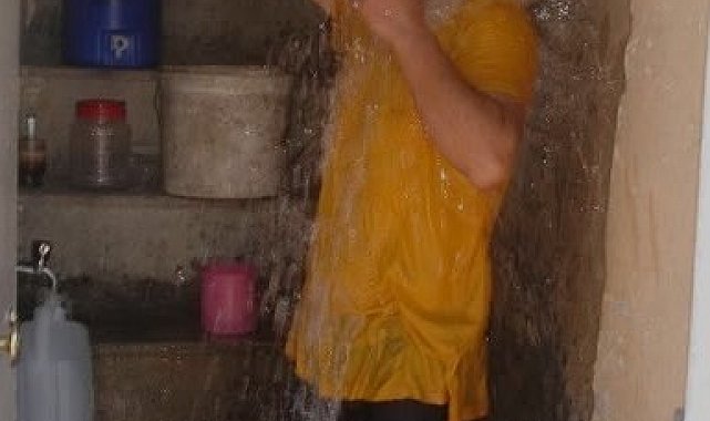 Sıcaklığa dayanamadı kafasından aşağı kovayla su döktü