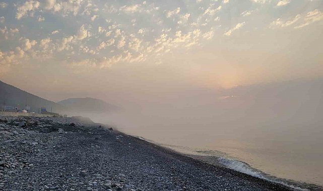 Sıcaklığı 15 dereceye düşen denizin üzerinde sis bulutu oluştu