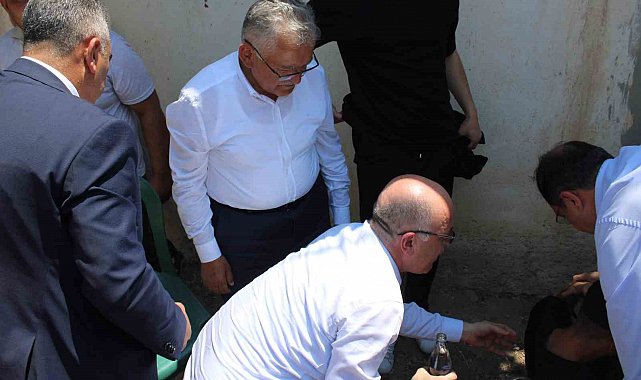 Sıcaktan bayılan gencin yardımına Başkan Büyükkılıç ve Sağlık Müdürü Erşan koştu