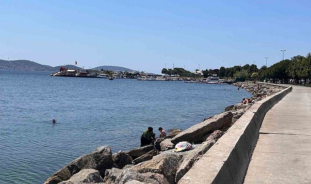 Sıcaktan bunalan İstanbullular çareyi denize girmekte buldu