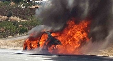 Siirt'te seyir halindeki araç kül oldu