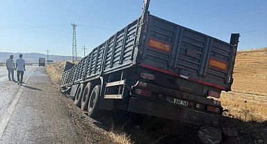 Siirt'te tır kasası yol kenarına savruldu