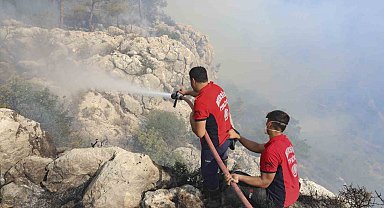 Silifke'deki orman yangınına belediye ekipleri de müdahale etti