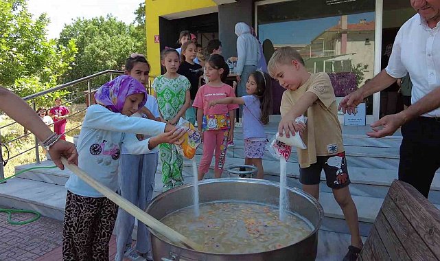 Sındırgı'da yaz okulu öğrencilerinden aşure hayrı