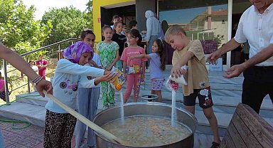 Sındırgı'da yaz okulu öğrencilerinden aşure hayrı