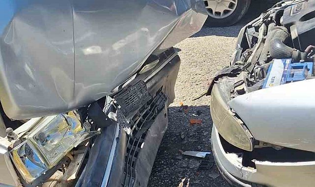 Sinop'ta iki otomobil kafa kafaya çarpıştı: 5 yaralı