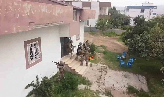 Şırnak'ta kaçakçılık operasyonu: Ev ve iş yerlerinden cephanelik çıktı