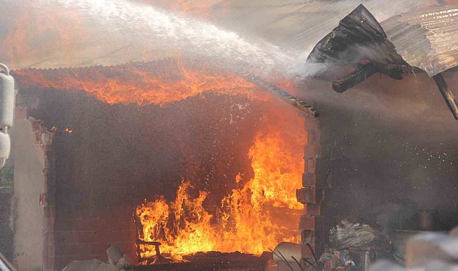 Sivas'ta 5 odunluk ve 1 samanlık küle döndü