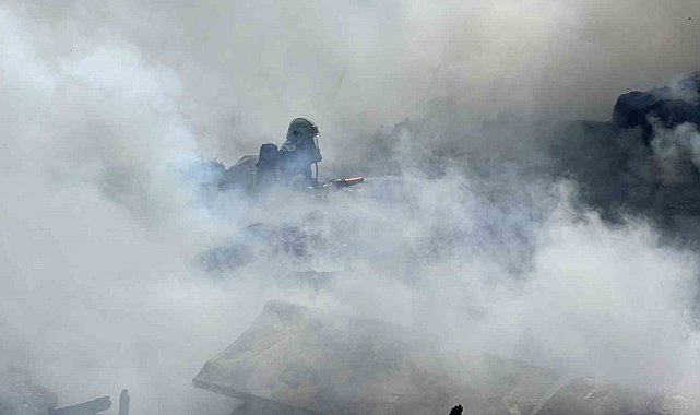 Sivas'ta atık malzemeler alev aldı, dumanı gökyüzünü kapladı