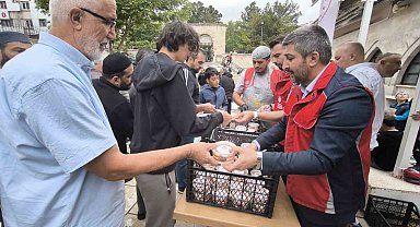 Sivas'ta cuma namazı çıkışı aşure ikramı