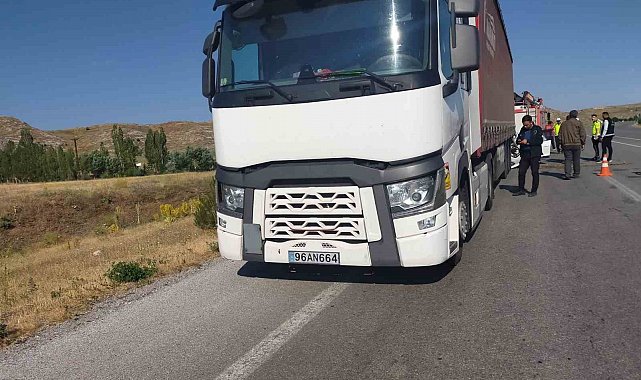 Sivas'ta otomobil tıra çarptı: 1 çocuk öldü, 5 kişi yaralandı