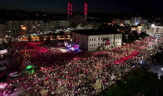 Sivas'ta "15 Temmuz Milli Birlik ve Demokrasi Yürüyüşü" düzenlendi, meydan doldu taştı