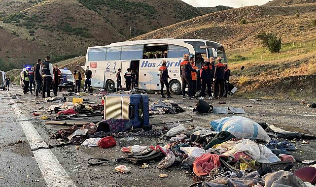 Sivas'ta yolcu otobüsü devrildi: 3 ölü, 24 yaralı