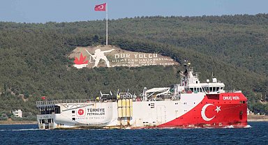 Somali'deki görevini tamamlayan Oruç Reis Çanakkale Boğazı'ndan geçti