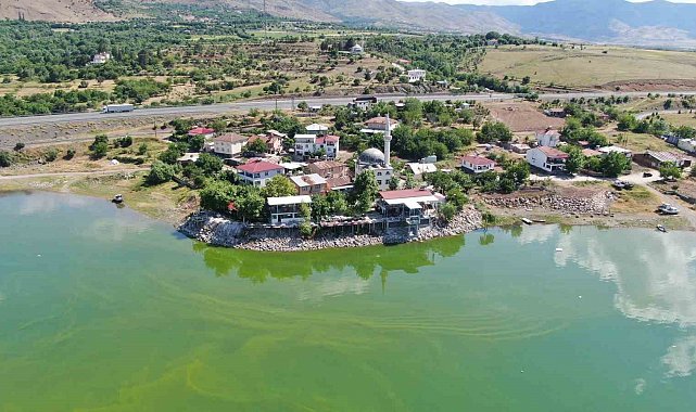 Suların yükselmesiyle yarımadaya dönüşen köy, eşsiz manzaraya büründü