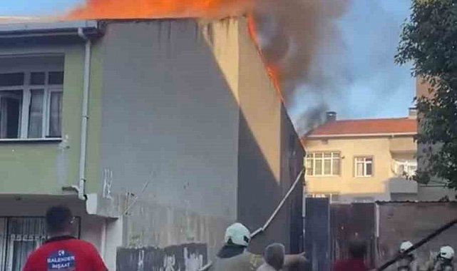 Sultanbeyli'de iki katlı binanın çatısı alevlere teslim oldu