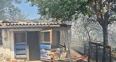 Sultangazi'de çıkan yangında 2 gecekondu kullanılamaz hale geldi