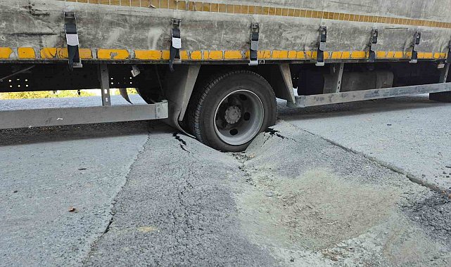 Sultangazi'de İSKİ'nin döktüğü asfalt çöktü: Malzeme yüklü kamyonet çukura düştü