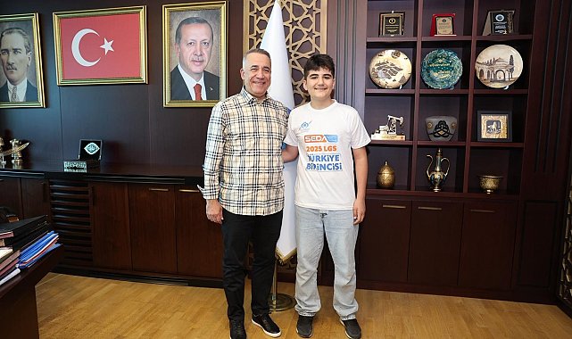Sultangazili gençlerden büyük başarı: 2 LGS birincisi Başkan Dursun'u ziyaret etti
