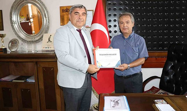 Sünnetci'den YKS şampiyonlarının çıktığı okullara ziyaret