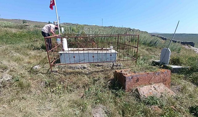 Susuz Kaymakamı Tutal, şehit mezarlarının bakım ve çevre temizliğini yaptırdı