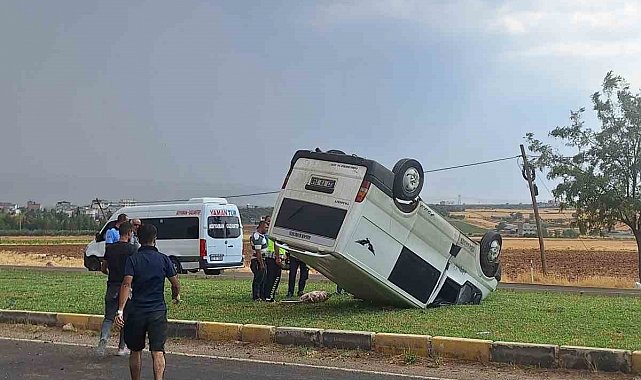 Takla atan minibüsten yara almadan kurtuldu