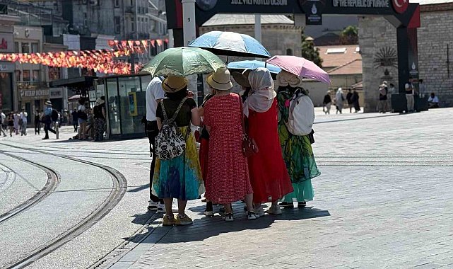 Taksim'de sıcak hava bunalttı; kimisi şemsiyle gezdi, kimisi gölgelik alanda dinledi