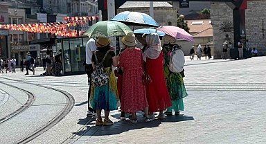 Taksim'de sıcak hava bunalttı; kimisi şemsiyle gezdi, kimisi gölgelik alanda dinledi