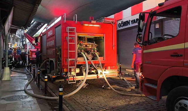 Tarihi Demirciler Çarşısında çıkan yangın paniğe neden oldu