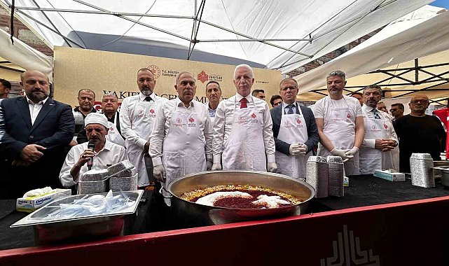 Tarihi Mısır Çarşısında 20 bin kişiye Aşure dağıtımı